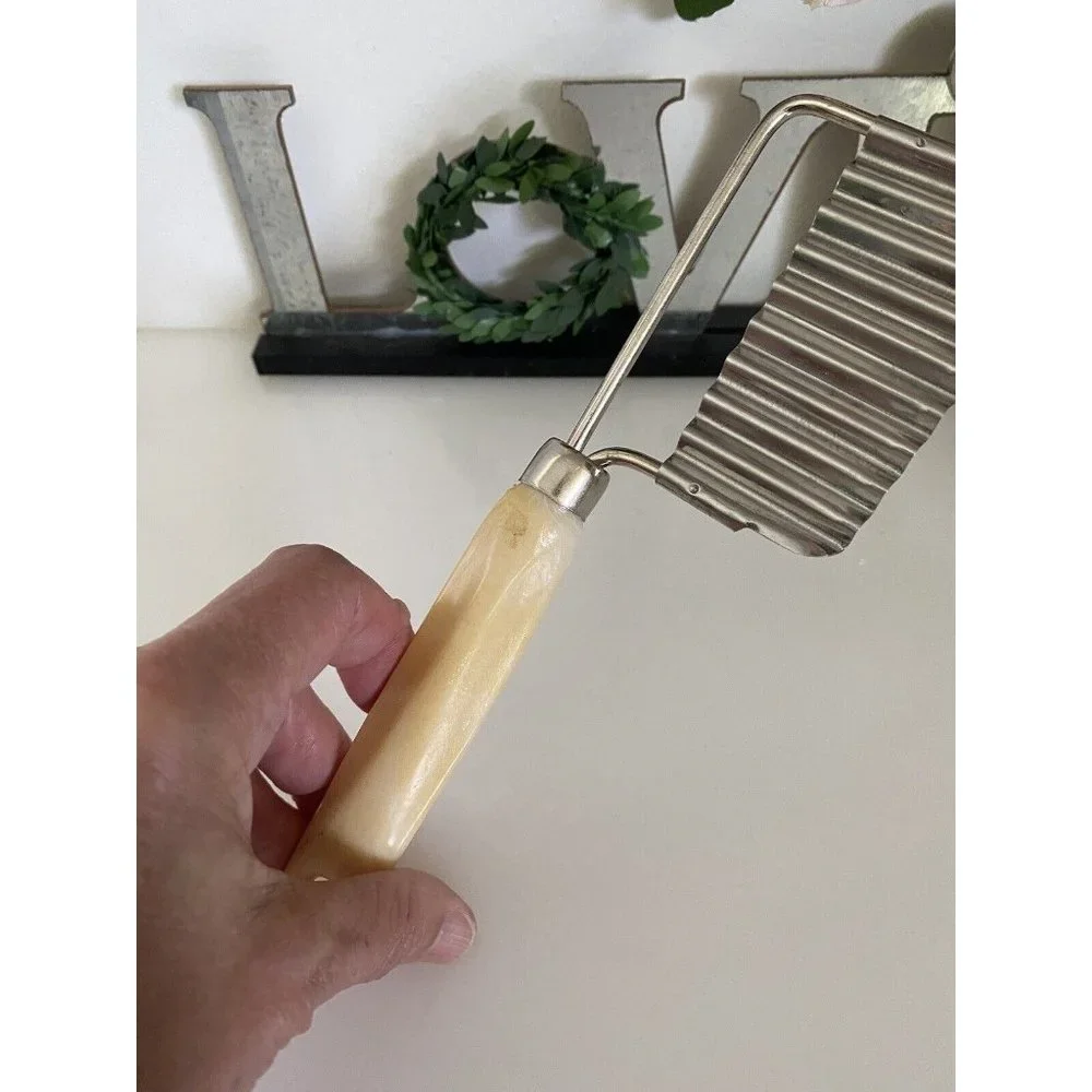 Vintage Vegetable Crinkle‎ Cutter Potato Cheese Slicer Beige Plastic Handle EUC